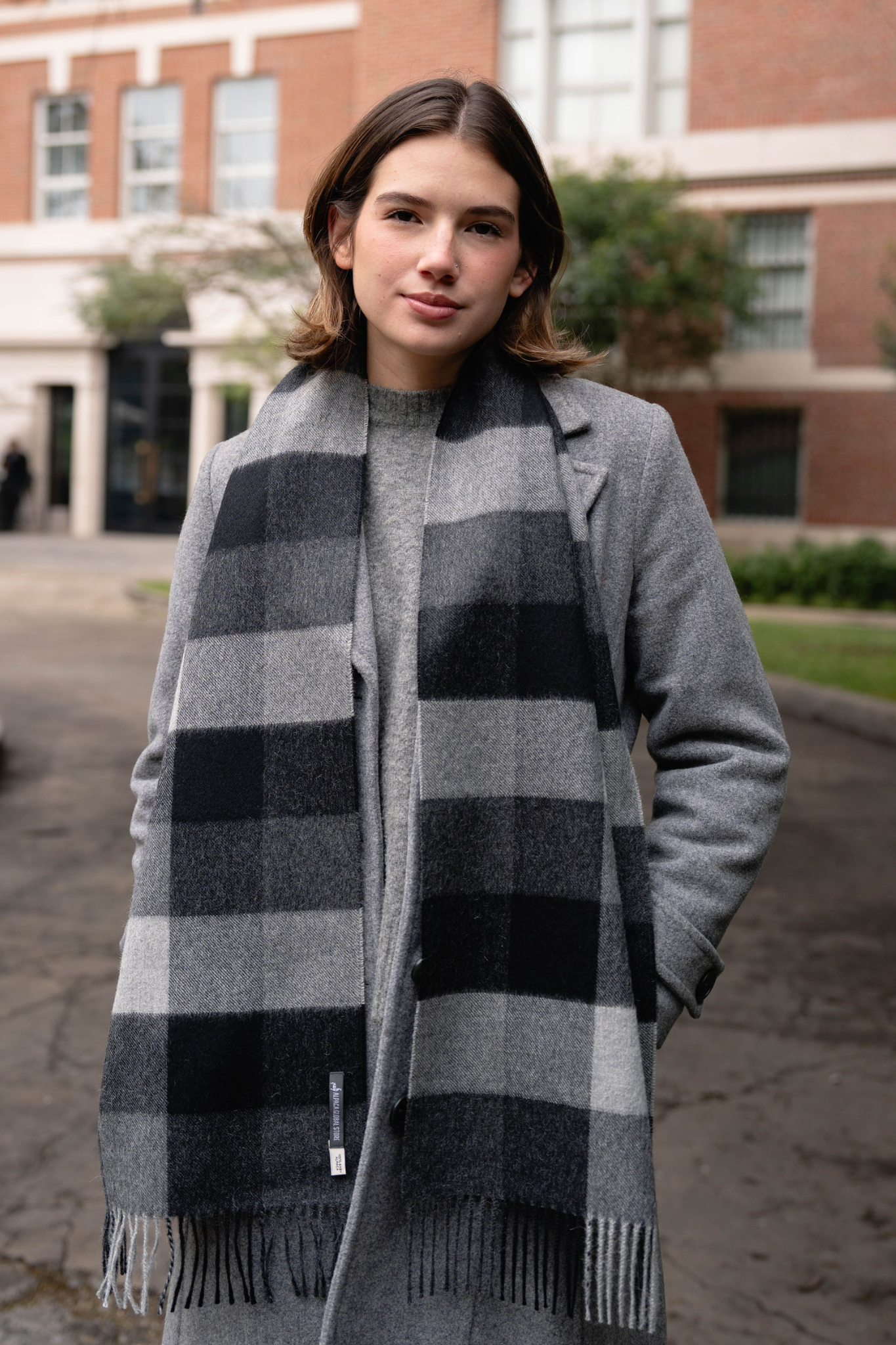 Grauer karierter Alpaka Schal, weich, warm und stilvoll – perfekt für kalte Tage und elegante Winteroutfits.