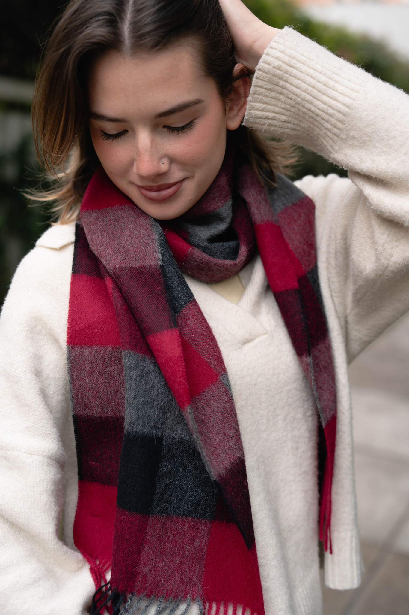 Eleganter karierter roter Schal für Damen aus feiner Alpaka-Wolle, warm und weich, ideal für den Winter und zeitlose Eleganz.