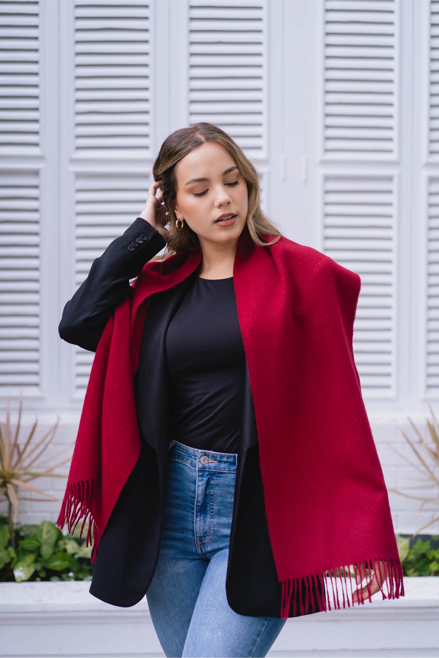 Eleganter Schal Weinrot für Damen, warmer Wollschal für kalte Tage, ideal für stilvolle Winteroutfits und ultimativen Komfort.