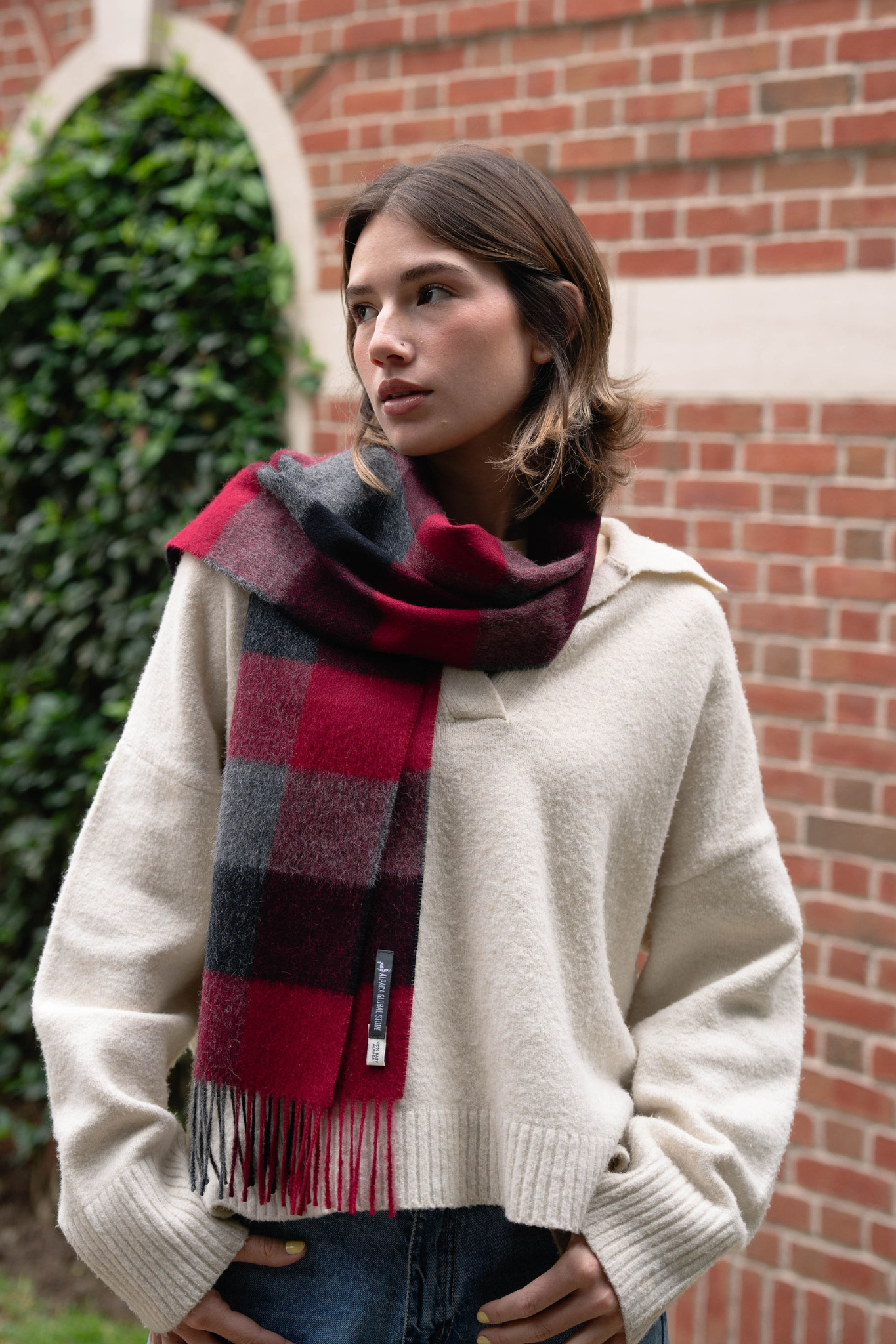 Bufanda de cuadros roja para mujer, tejida en lana de alpaca. Suave, cálida y elegante, perfecta para los días fríos de invierno.