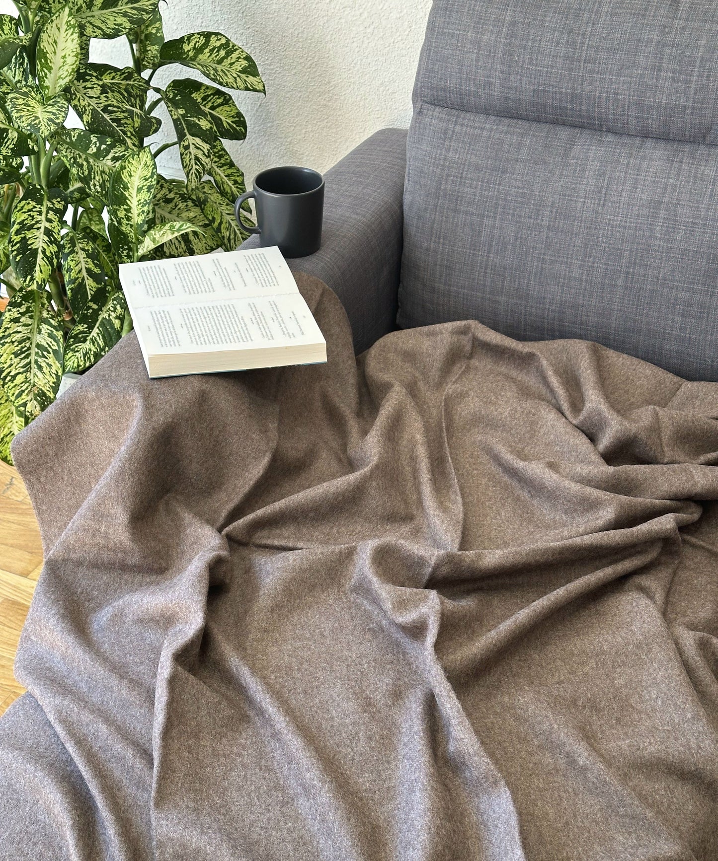 Weiche dunkelbraune Alpaka Wolldecke – luxuriös, warm und perfekt für Sofa und Bett.