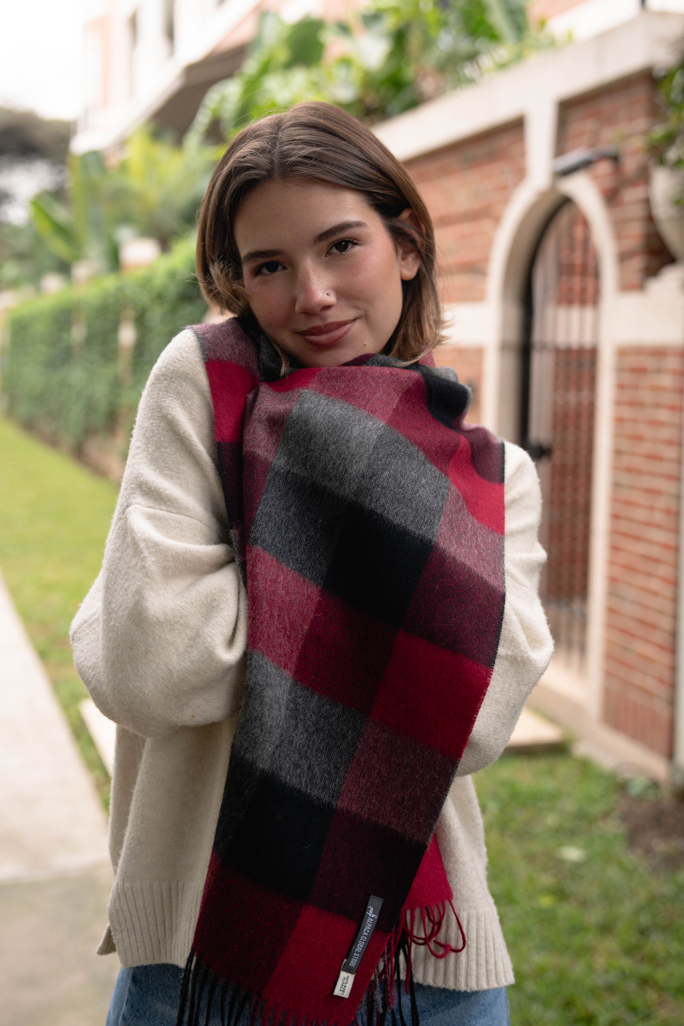 Écharpe à carreaux rouge pour femme, en alpaga doux. Élégante et chaude, elle sublime vos tenues hivernales avec raffinement.