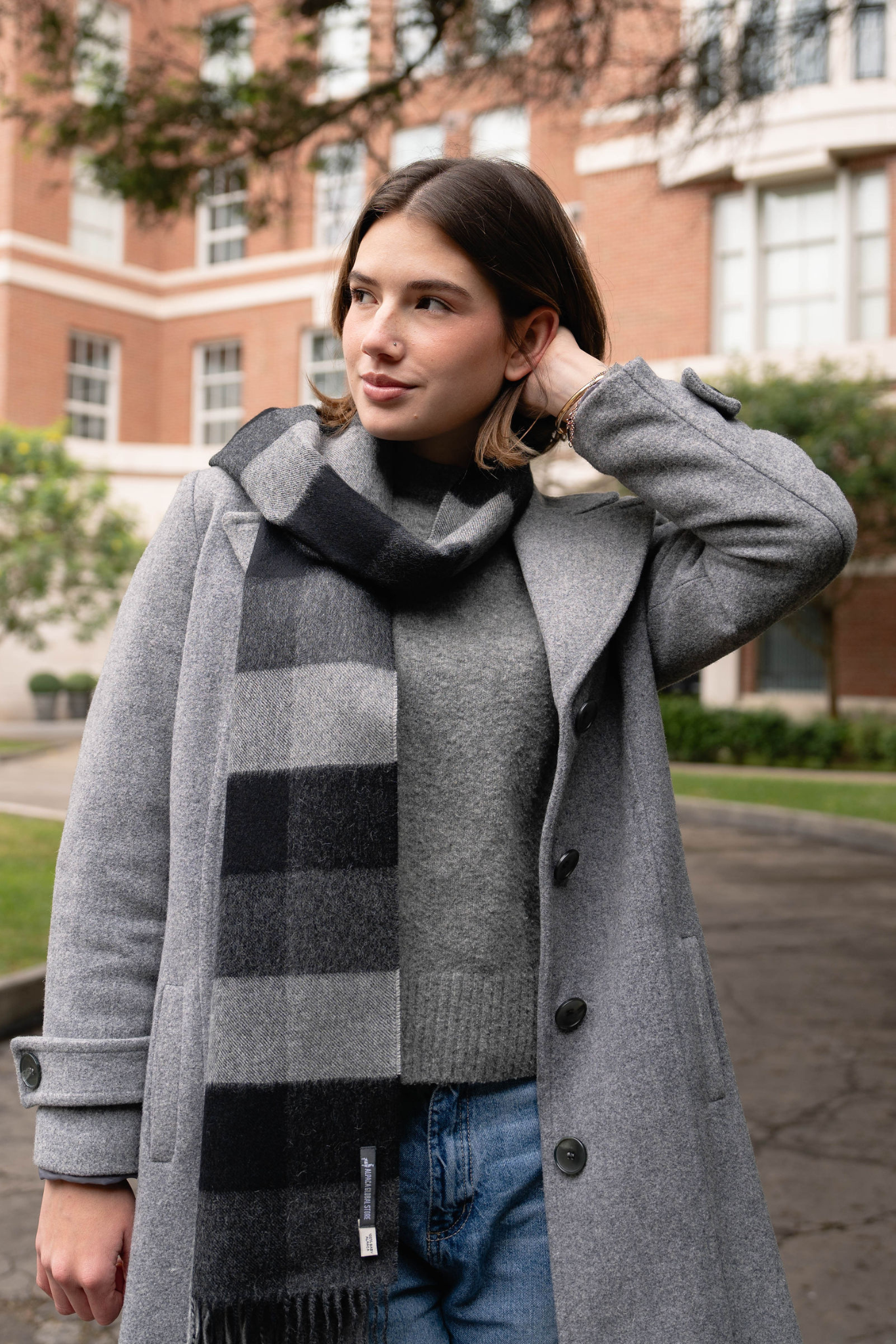 Stijlvolle grijze geruite sjaal van alpaca wol. Zacht, warm en klassiek – de perfecte keuze voor dames die houden van elegantie.