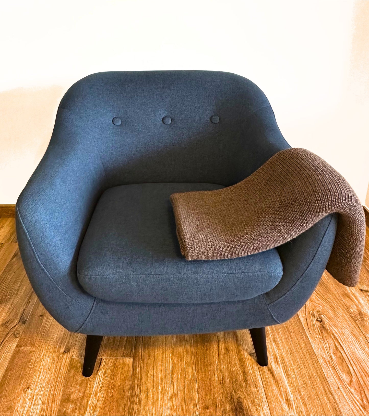 Plaid en laine d’alpaga marron sur canapé, modèle Comfort, élégant et chaud