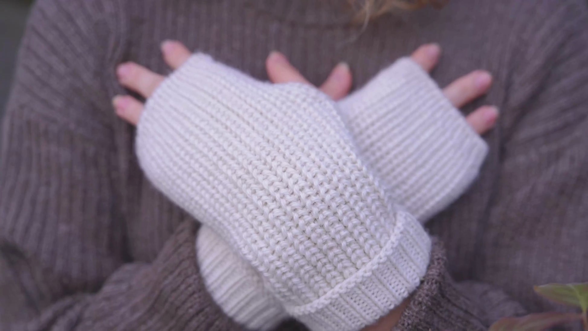 Mitones de alpaca para mujer. Guantes mitones suaves y cálidos, ideales para días fríos, que añaden un toque de color y estilo.