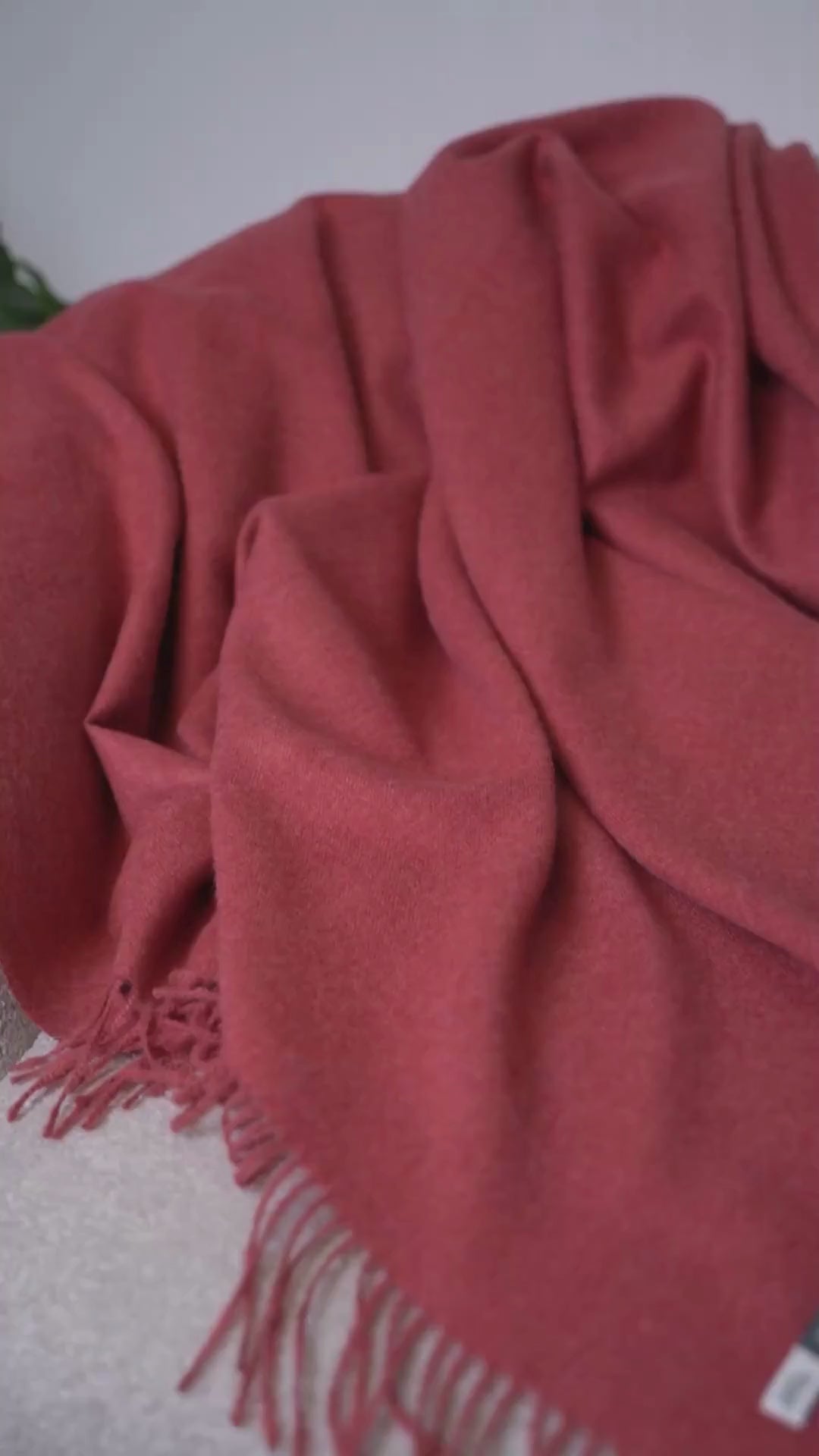 Manta de alpaca cálida y suave, perfecta para tu sofá o cama, añadiendo elegancia y confort a tus espacios.