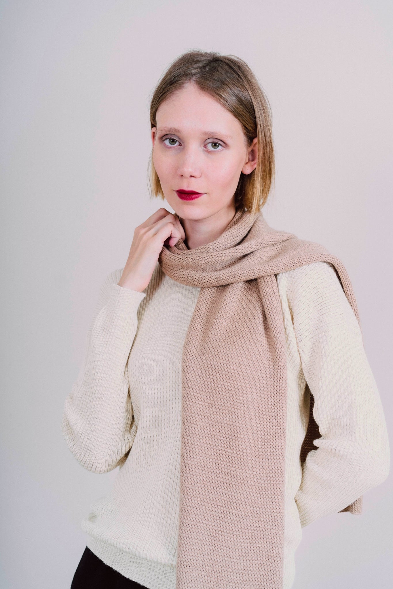 Soft beige alpaca wool scarf "Mayu" for women, perfect winter accessory offering warmth and elegance for any occasion.