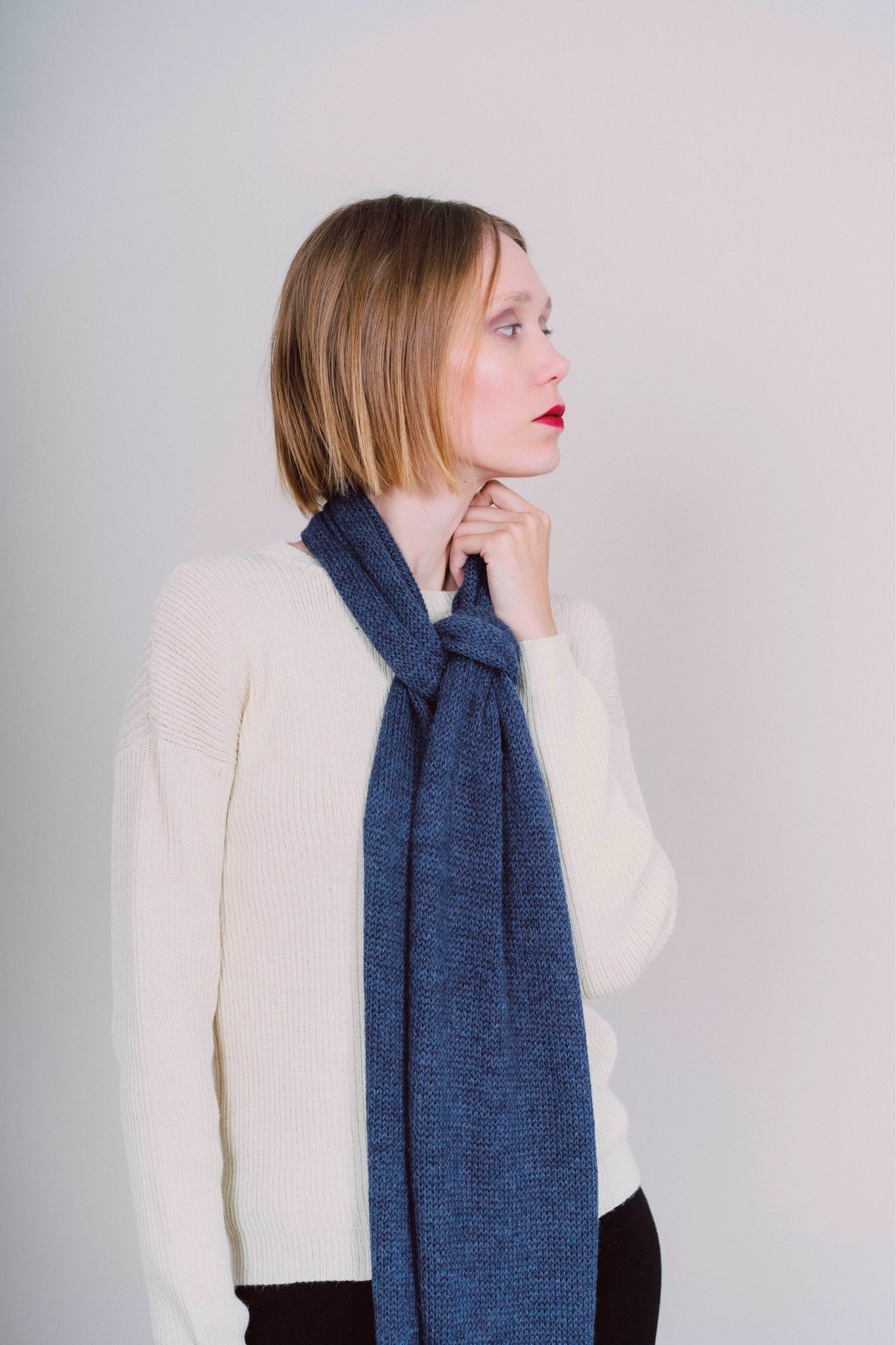 Luxurious blue alpaca scarf for women, soft, warm, and stylish. Perfect for winter, offering elegance and comfort for every outfit.