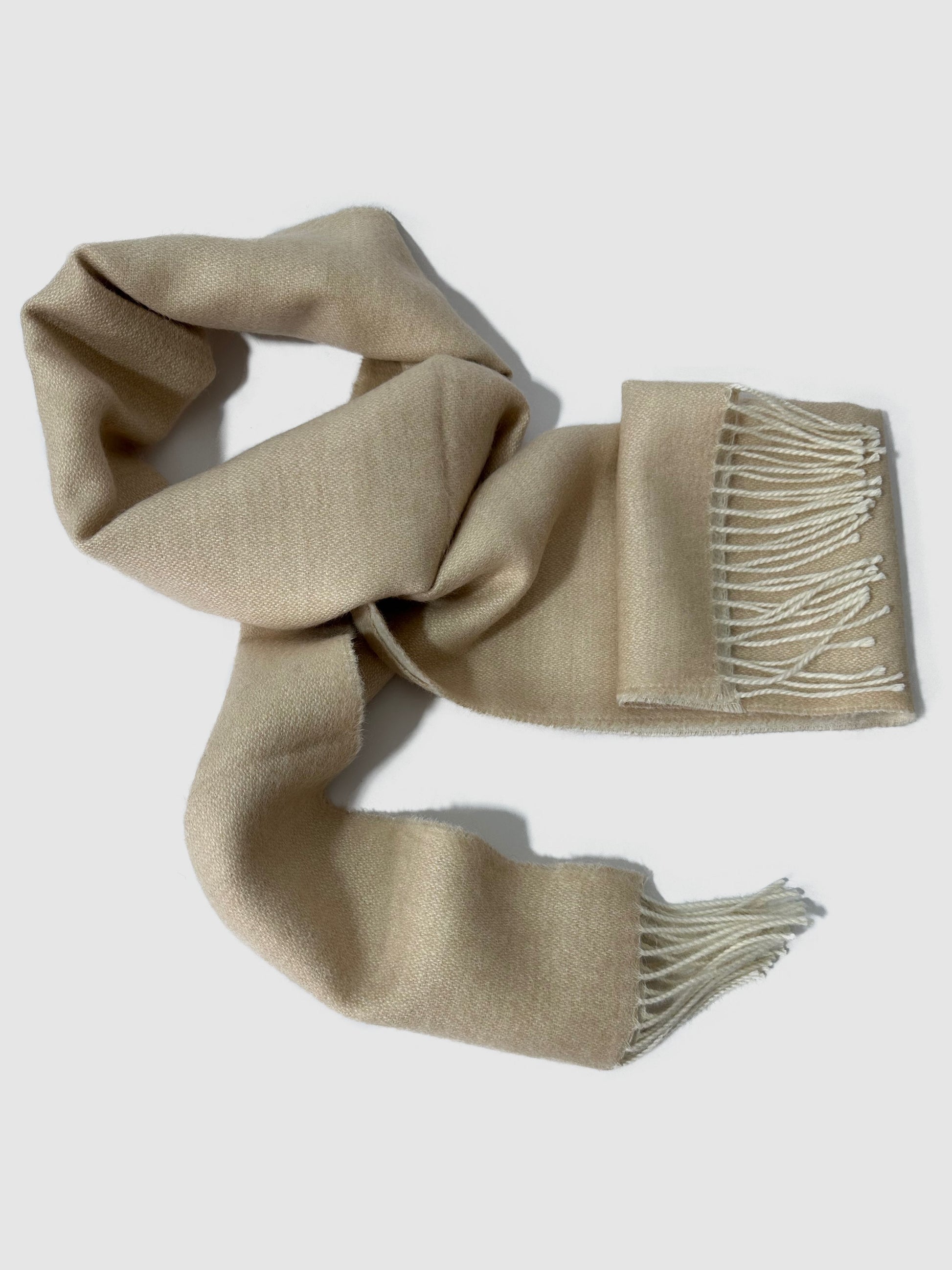 Solid white&beige baby alpaca scarf, hand-finished. Measures 180 cm in length by 30 cm in width.