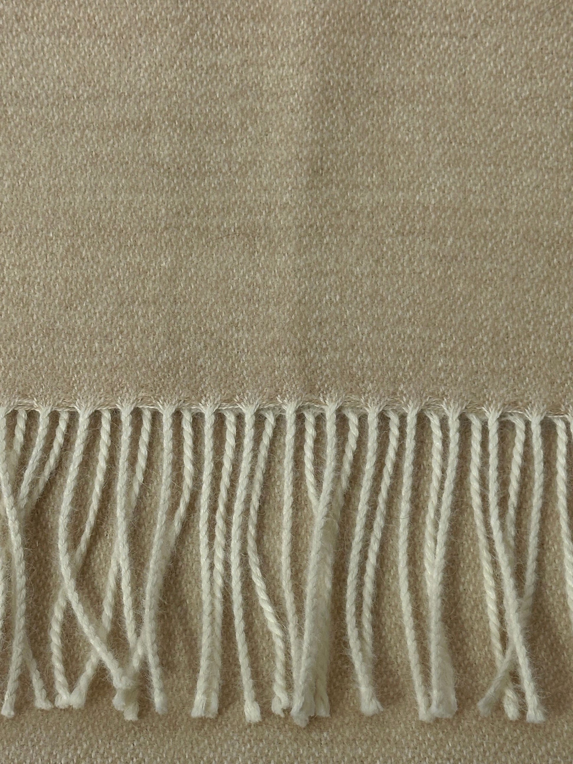 Solid white&beige baby alpaca scarf, hand-finished. Measures 180 cm in length by 30 cm in width.