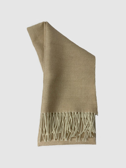 Solid white&beige baby alpaca scarf, hand-finished. Measures 180 cm in length by 30 cm in width.