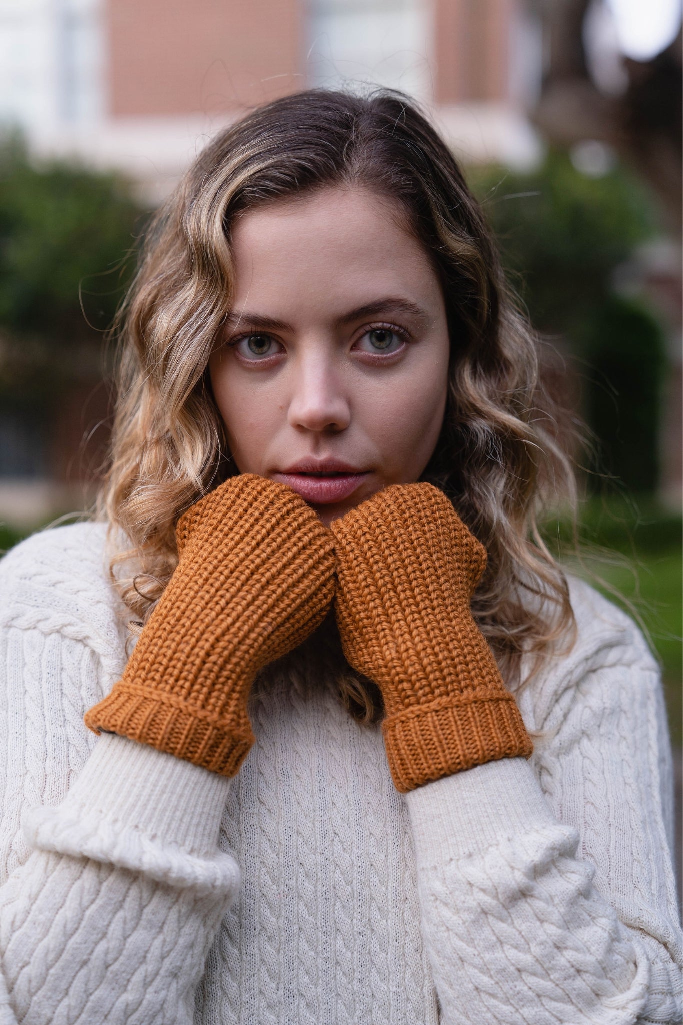 Luxuriöse Damen Fausthandschuhe in Orange aus Alpaka, ideal für kalte Tage – stilvoll und warm.