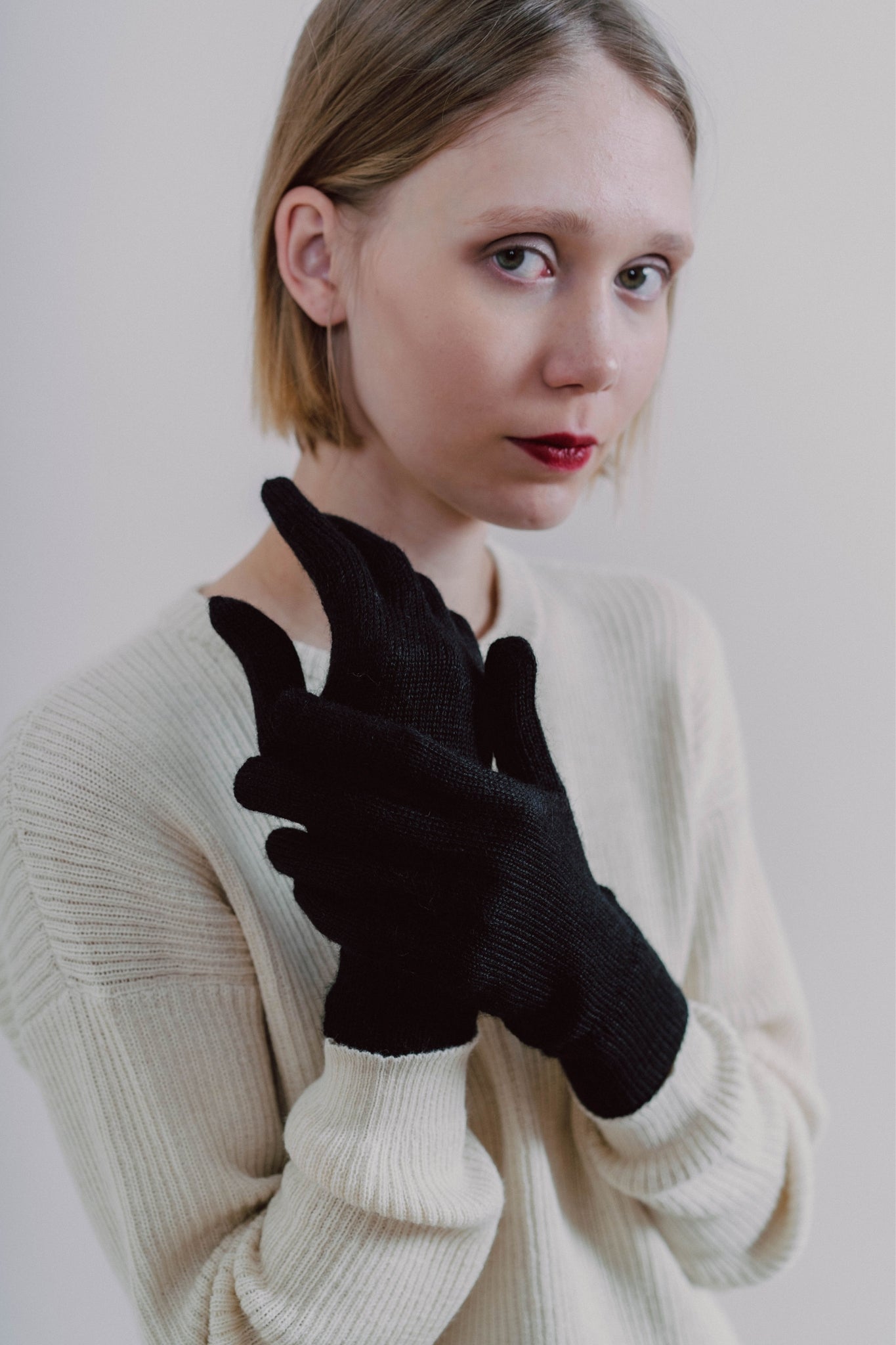 Black winter gloves for men & women, made from soft alpaca wool for warmth and comfort.