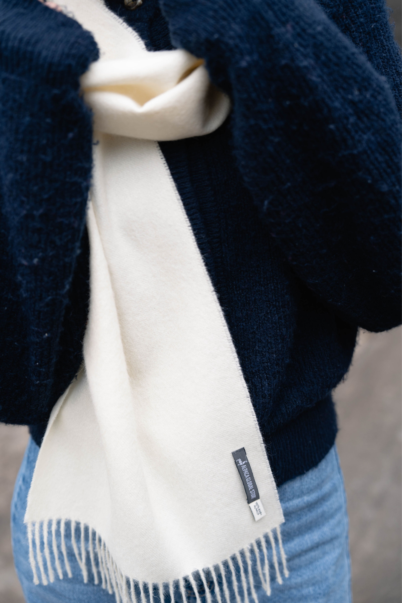 Weißer Schal Damen aus feiner Alpaka-Wolle, eleganter Wollschal für den Winter, weich, warm und perfekt für stilvolle Outfits.