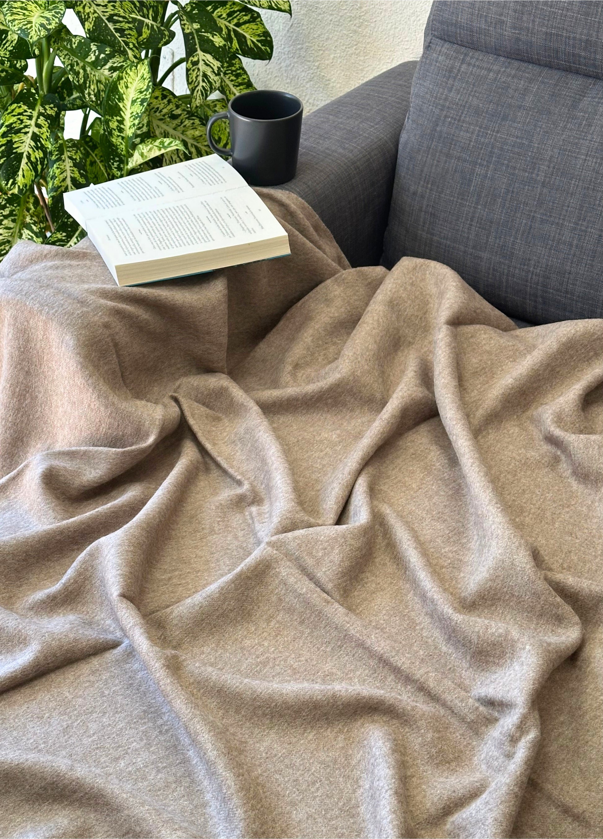 Kuschelige hellbraune Wolldecke aus Alpaka – perfekt für Sofa oder Bett, weich und edel.