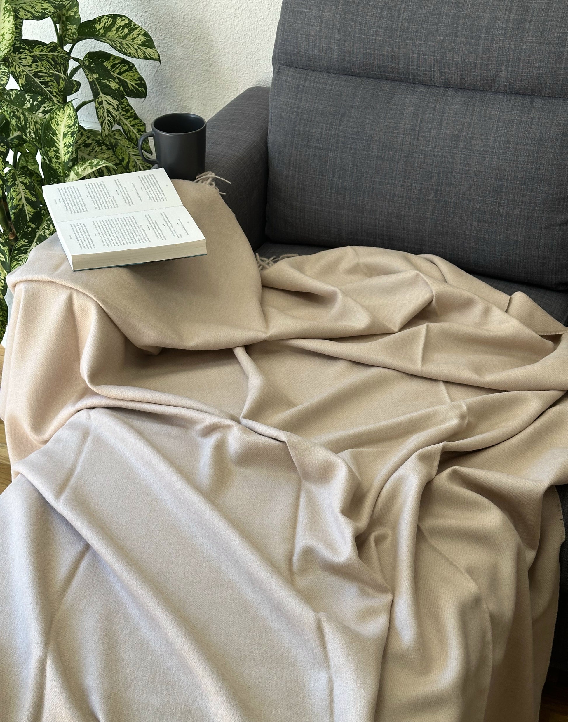 Beige alpaca plaid voor bank en bed, zacht en elegant voor een warme en stijlvolle inrichting in huis.