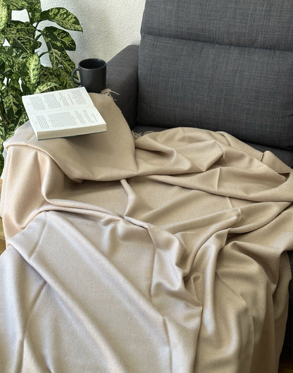 Beige alpaca plaid voor bank en bed, zacht en elegant voor een warme en stijlvolle inrichting in huis.