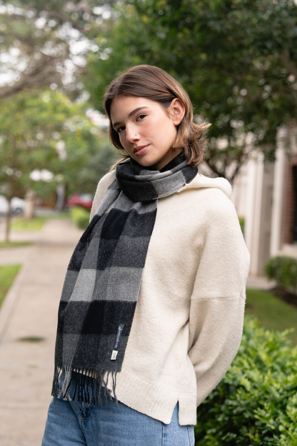 Bufanda de cuadros gris para mujer, hecha con lana de alpaca suave y cálida. Diseño elegante y moderno, ideal para los días fríos.