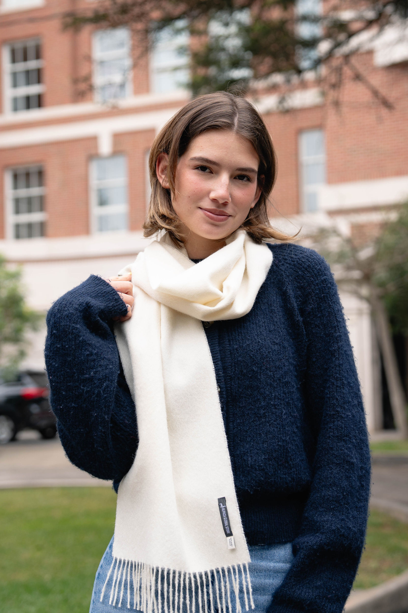Bufanda blanca de alpaca para mujer. Suave, cálida y elegante, ideal para el invierno. Perfecta para combinar estilo y confort natural.