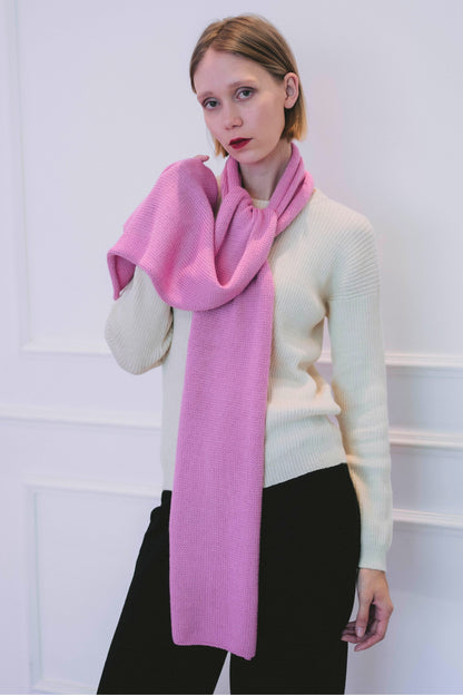 Bufanda rosa de alpaca para mujer, modelo Mayu. Suave, cálida y elegante, ideal para el invierno. Perfecta para combinar con cualquier outfit.