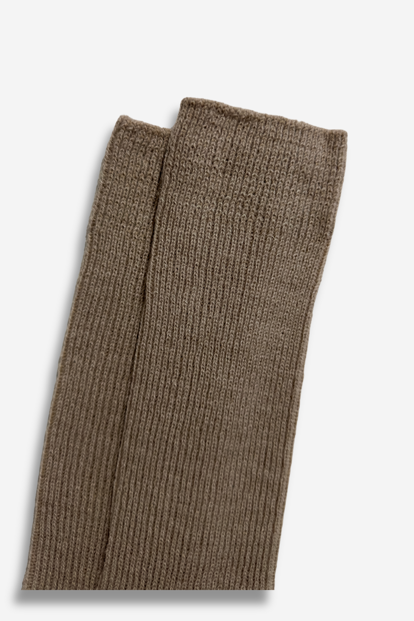 Calcetines beige de alpaca para mujer y hombre, suaves y térmicos para disfrutar del invierno con confort.