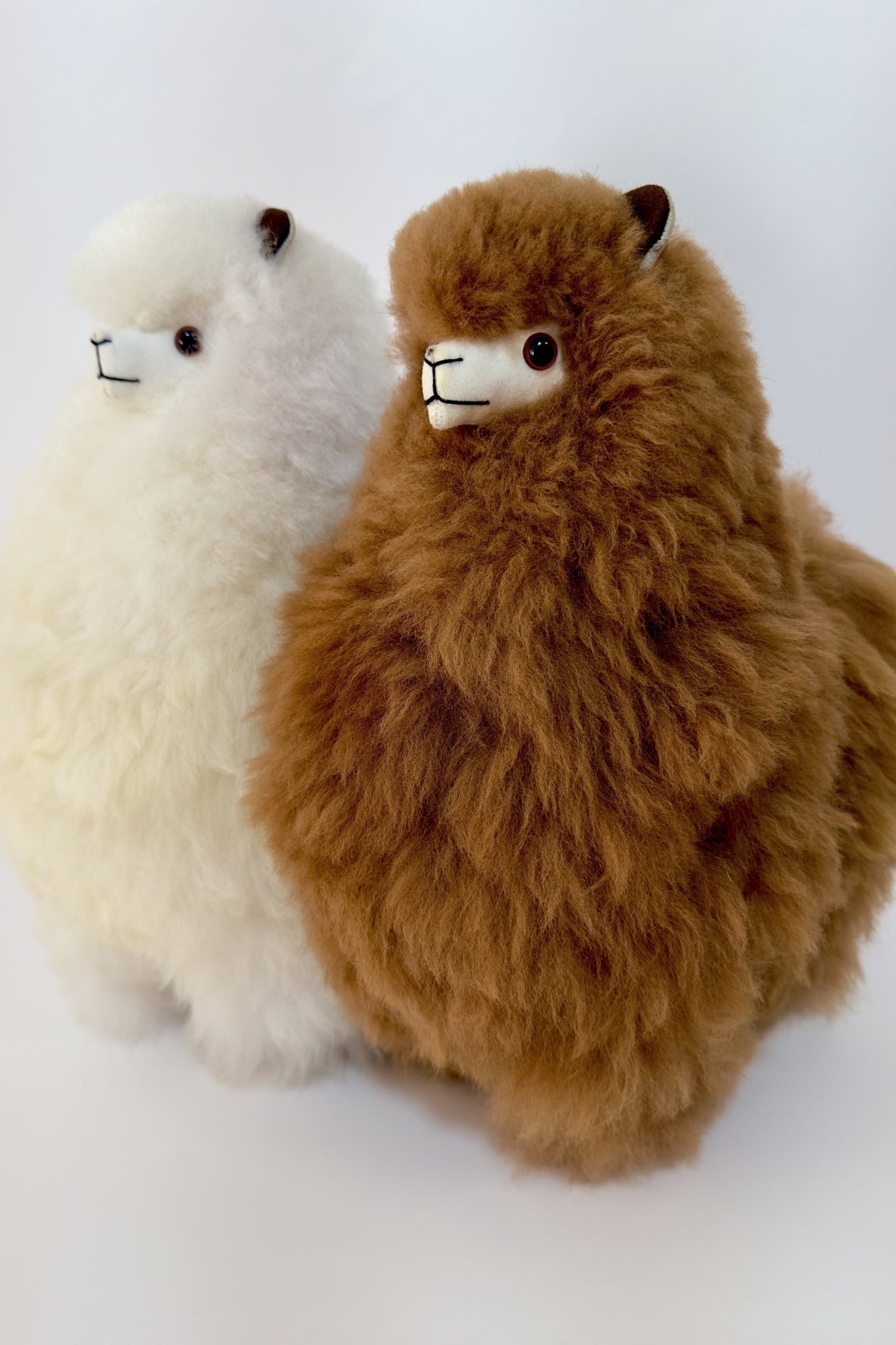 Doudou marron en peluche alpaga, idéale pour offrir douceur et tendresse à chaque câlin.