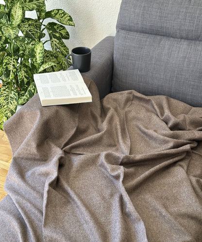 Weiche dunkelbraune Alpaka Wolldecke – luxuriös, warm und perfekt für Sofa und Bett.