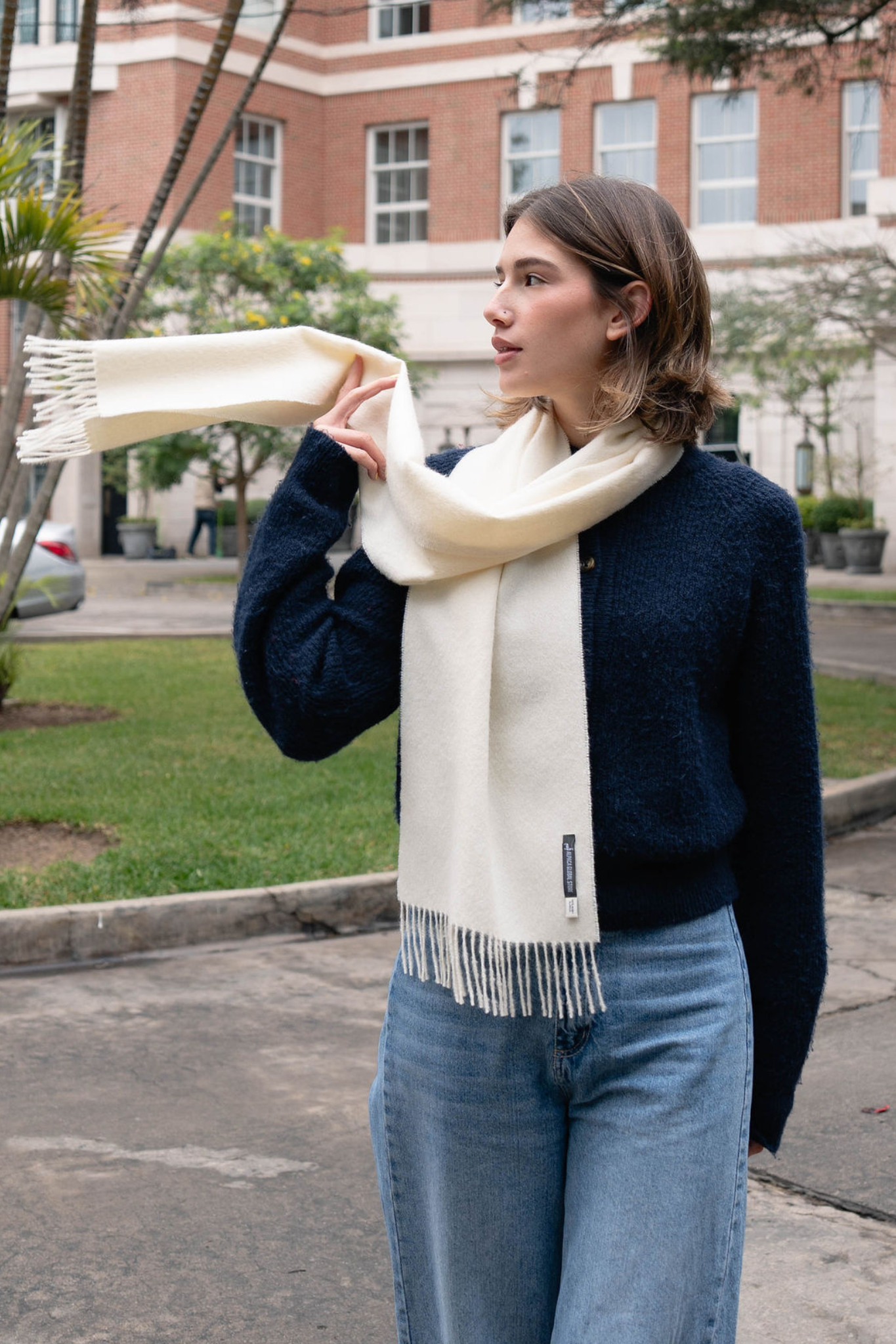 Écharpe blanche femme en alpaga, douce et raffinée. Alliant chaleur et élégance, parfaite pour sublimer vos tenues d’hiver.