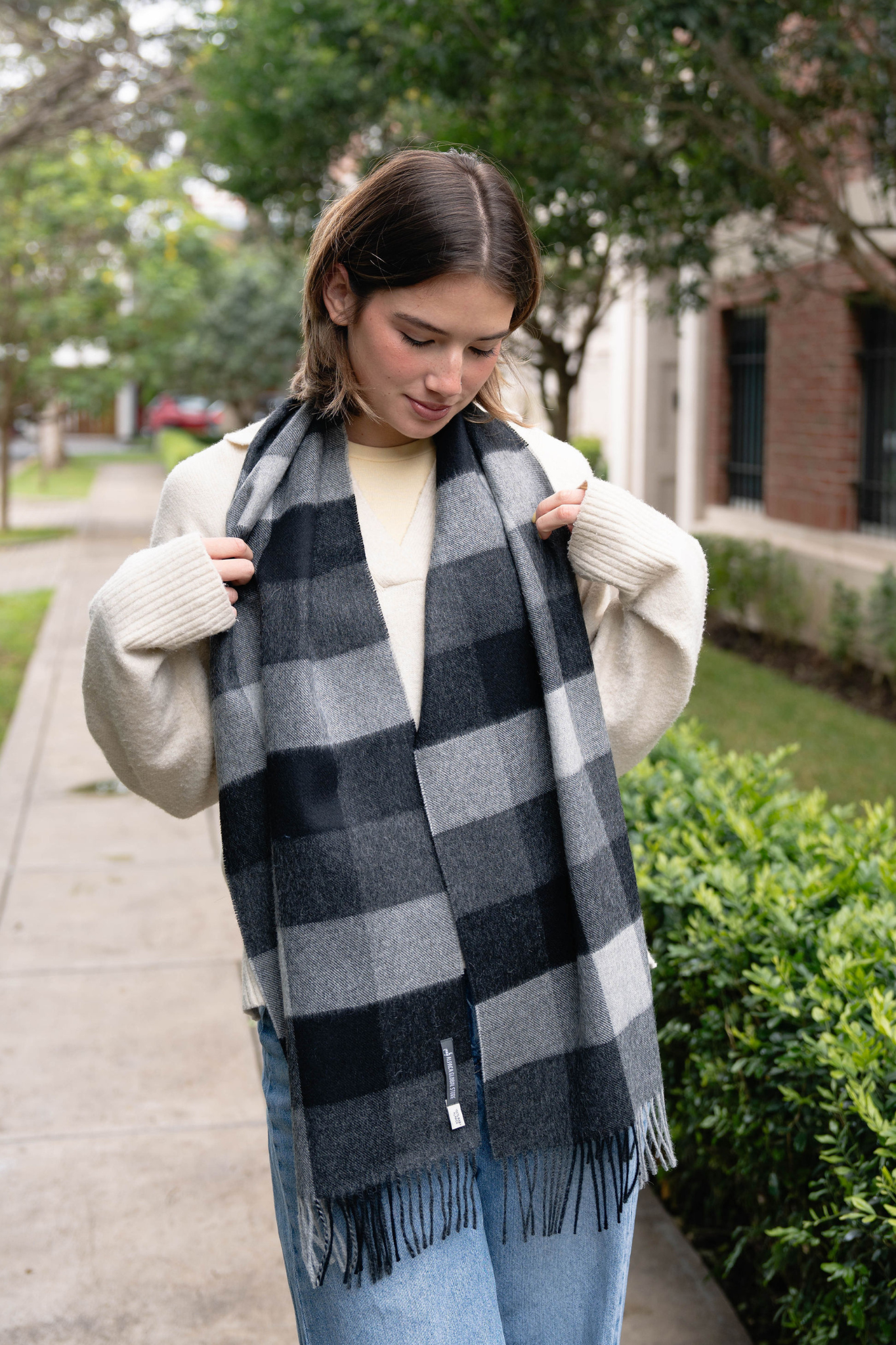 Écharpe à carreaux grise pour femme, en alpaga doux. L’accessoire parfait pour l’hiver, alliant chaleur, confort et style.