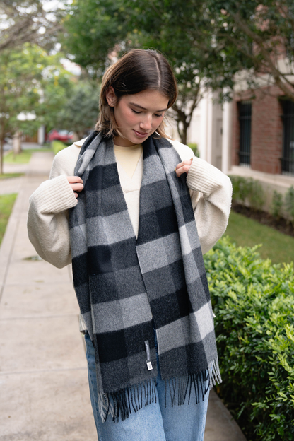 Écharpe à carreaux grise pour femme, en alpaga doux. L’accessoire parfait pour l’hiver, alliant chaleur, confort et style.