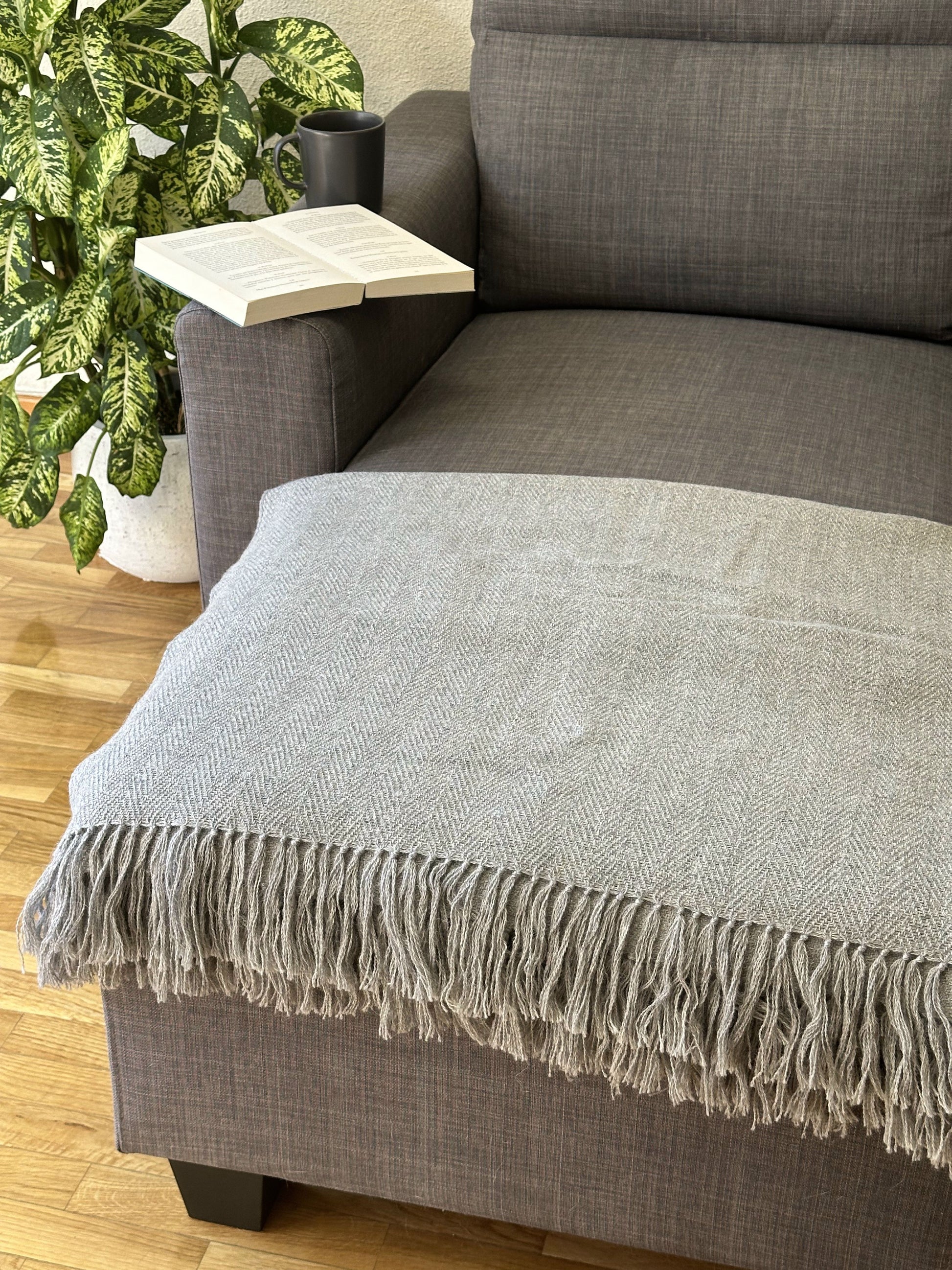 Weiche gestrickte graue Alpaka Decke – warm und gemütlich für Sofa und Bett.