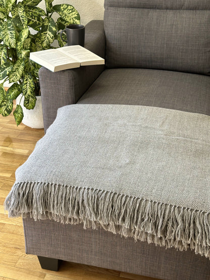 Weiche gestrickte graue Alpaka Decke – warm und gemütlich für Sofa und Bett.