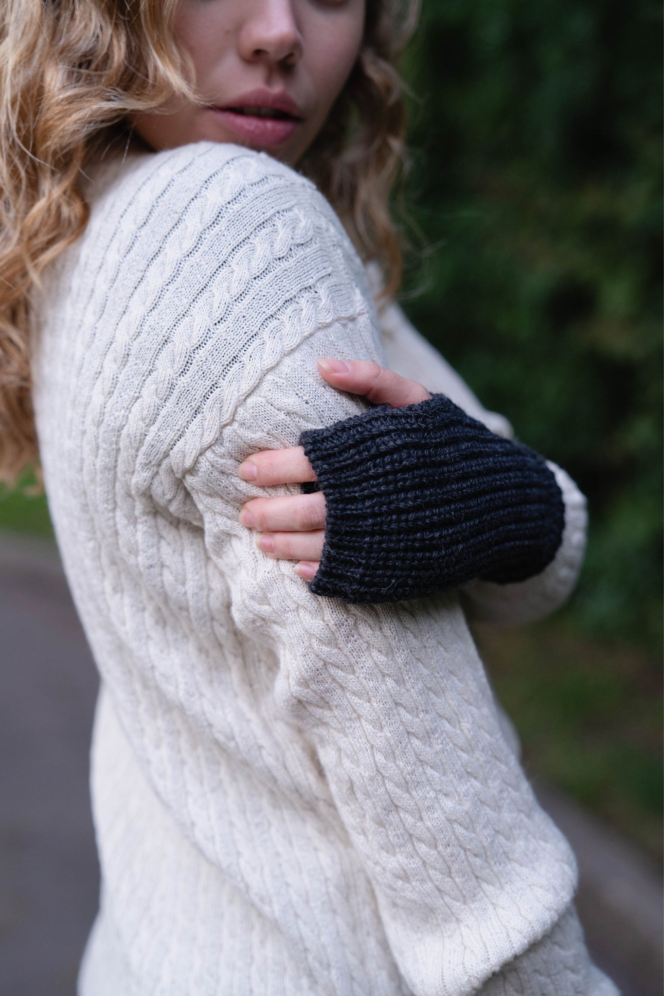 Guantes sin dedos para mujer en alpaca negra. Mitones suaves y cálidos, perfectos para aportar un toque de sofisticación a cualquier atuendo.