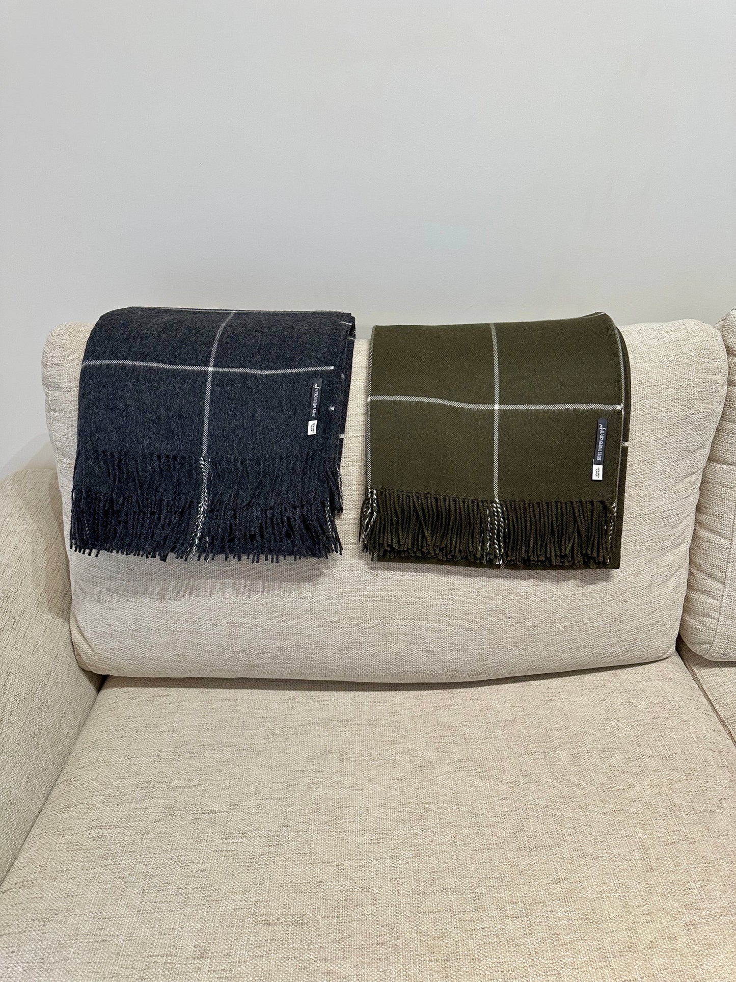 Karierte grüne Alpaka Decke – elegante, warme und weiche Wolldecke für Sofa und Bett. Ideal für gemütliche Momente zu Hause.