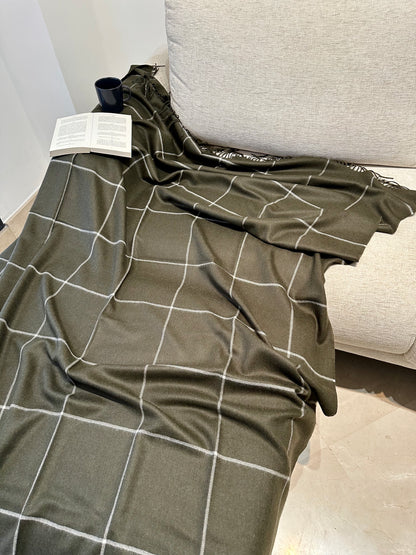 Manta de cuadros verde hecha en alpaca natural. Suave, cálida y elegante, ideal para sofá o cama. Aporta estilo y confort a tu hogar.