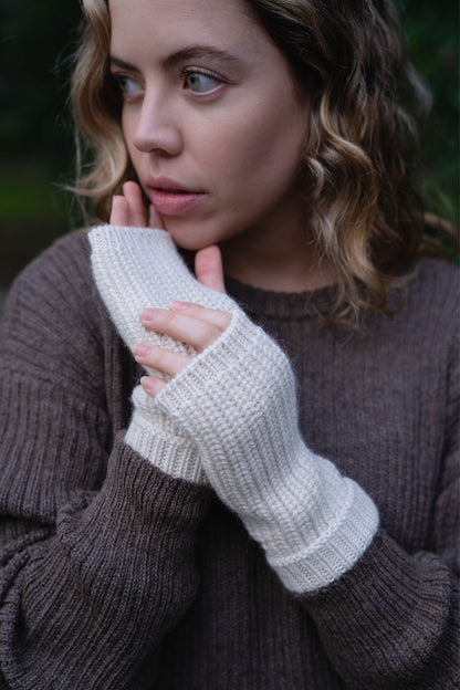 Mitaines blanches en alpaga pour femme, élégantes et confortables, idéales pour rester au chaud avec style.