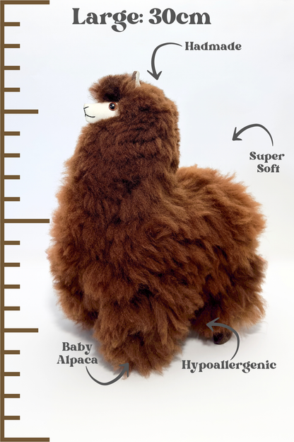 Peluche de alpaca marrón oscuro hecho a mano, suave y exclusivo. Ideal para decorar tu hogar o regalar un detalle artesanal y elegante.