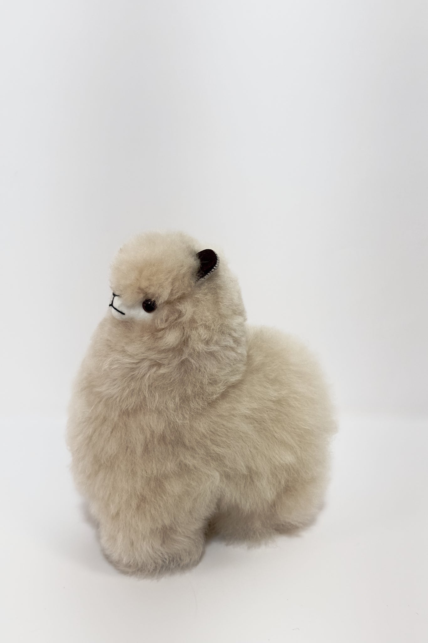 Peluche alpaga beige fait main, un doudou doux et raffiné, idéal pour un cadeau chaleureux. Confort et élégance garantis, fabriqué artisanalement.