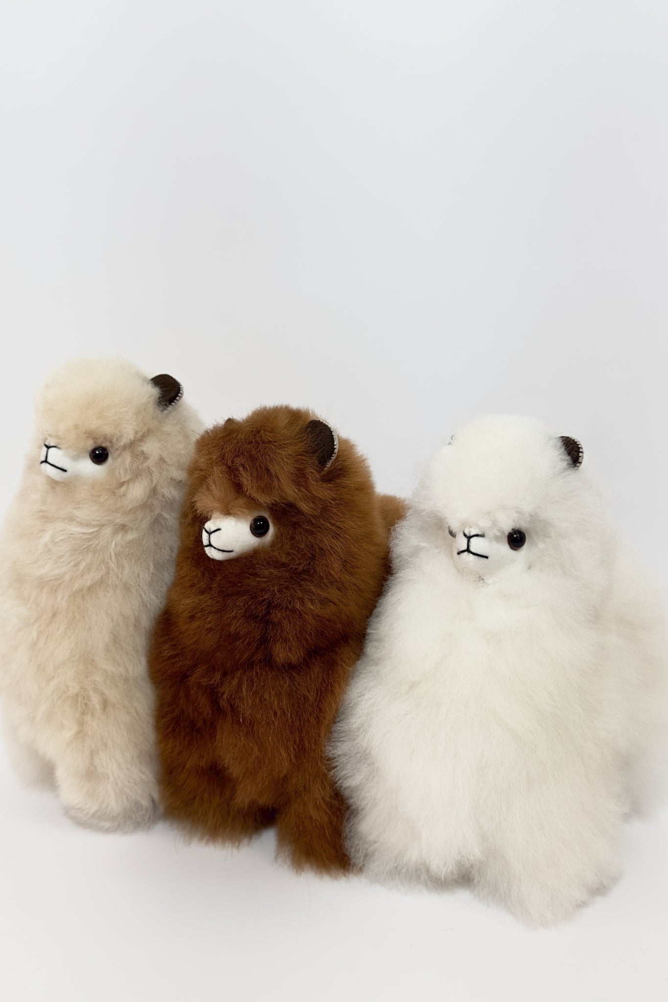 Peluche alpaga marron, doudou doux et confortable pour tous. Parfait pour un cadeau chaleureux et réconfortant.