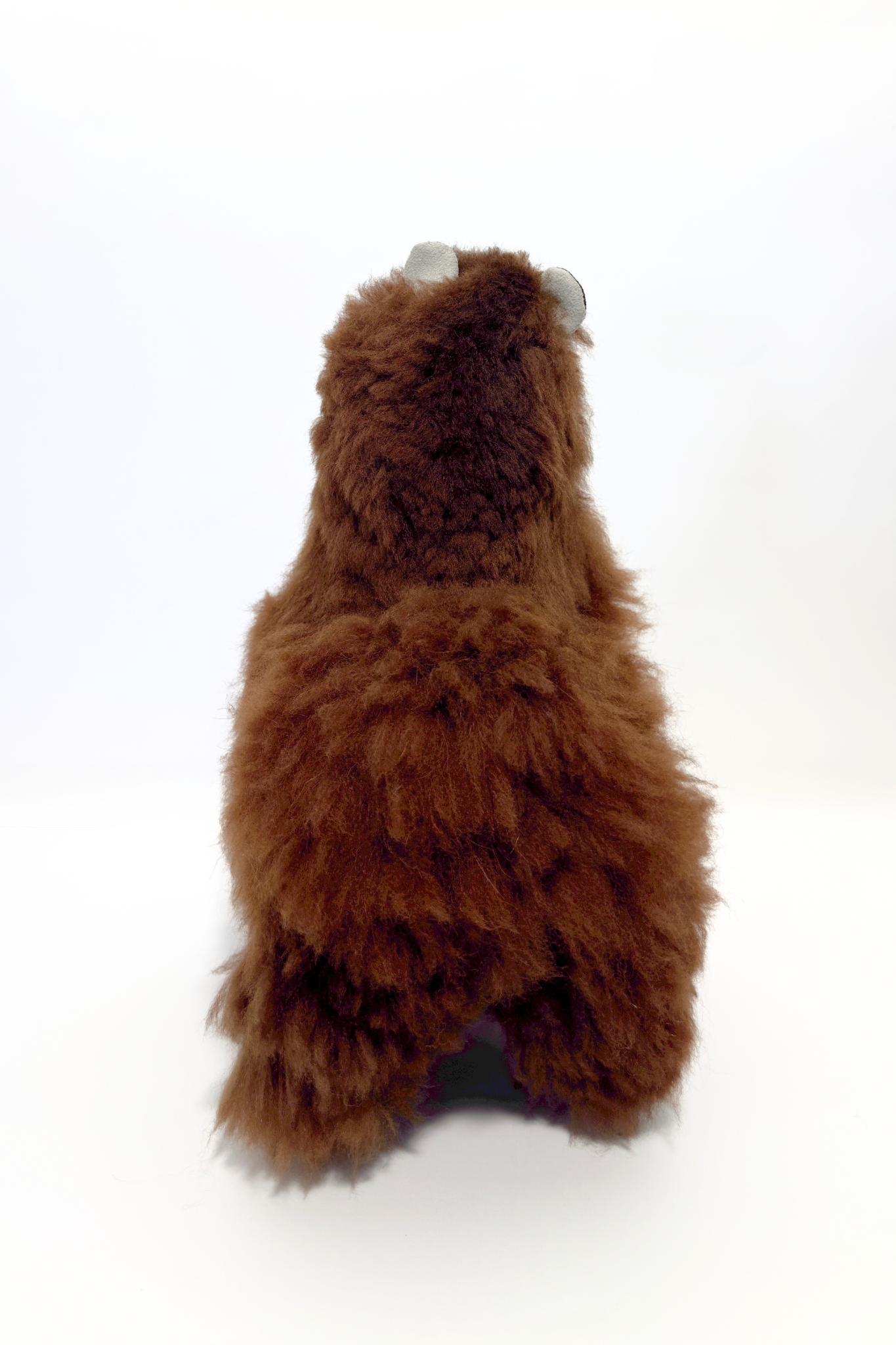 Peluche marron foncé en alpaga naturel, douce et faite main. Un doudou de qualité artisanale, parfait pour offrir ou pour collectionner.