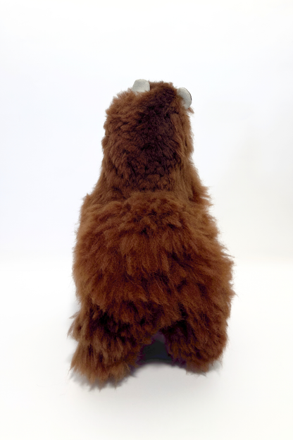 Peluche marron foncé en alpaga naturel, douce et faite main. Un doudou de qualité artisanale, parfait pour offrir ou pour collectionner.