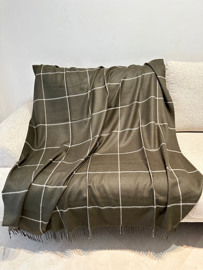 Plaid à carreaux vert en alpaga, élégant et chaud, parfait pour canapé ou lit, apportant confort et style à votre intérieur.