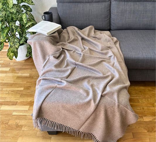 Plaid en alpaga marron clair, parfait pour canapé, alliant douceur naturelle, chaleur et design raffiné.