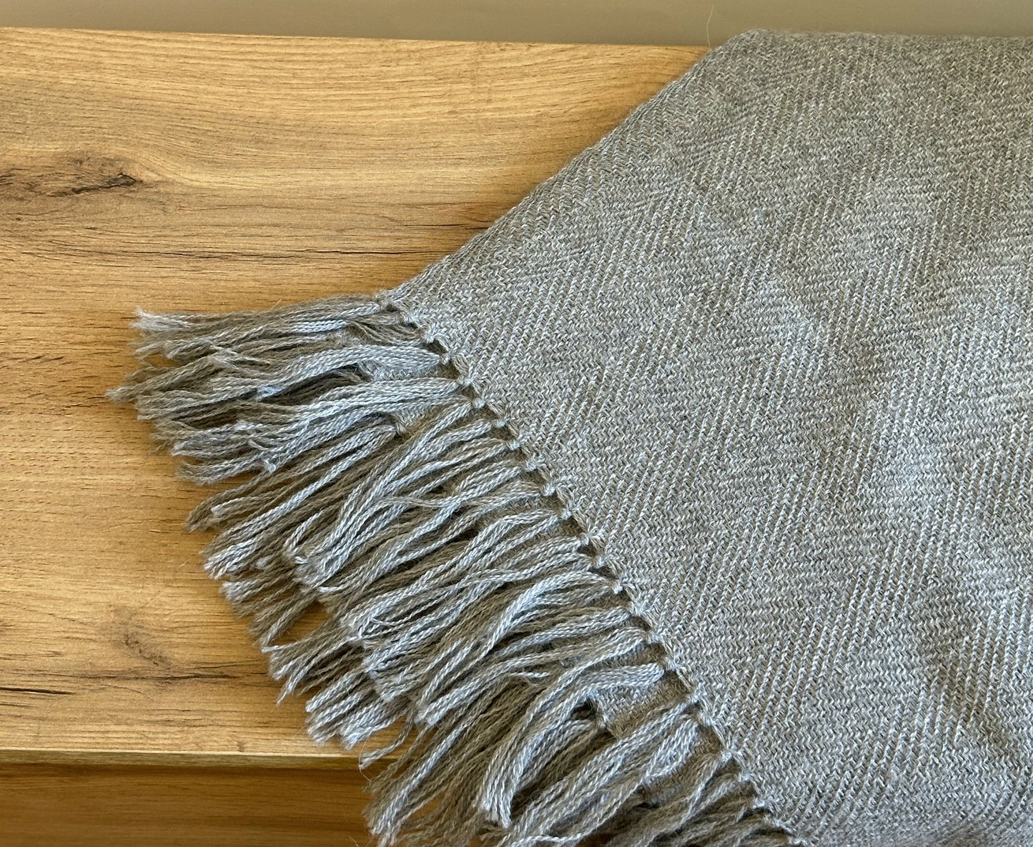 Plaid en tricot gris en laine d’alpaga, doux et chaud, parfait pour canapé et lit avec un style raffiné et élégant.