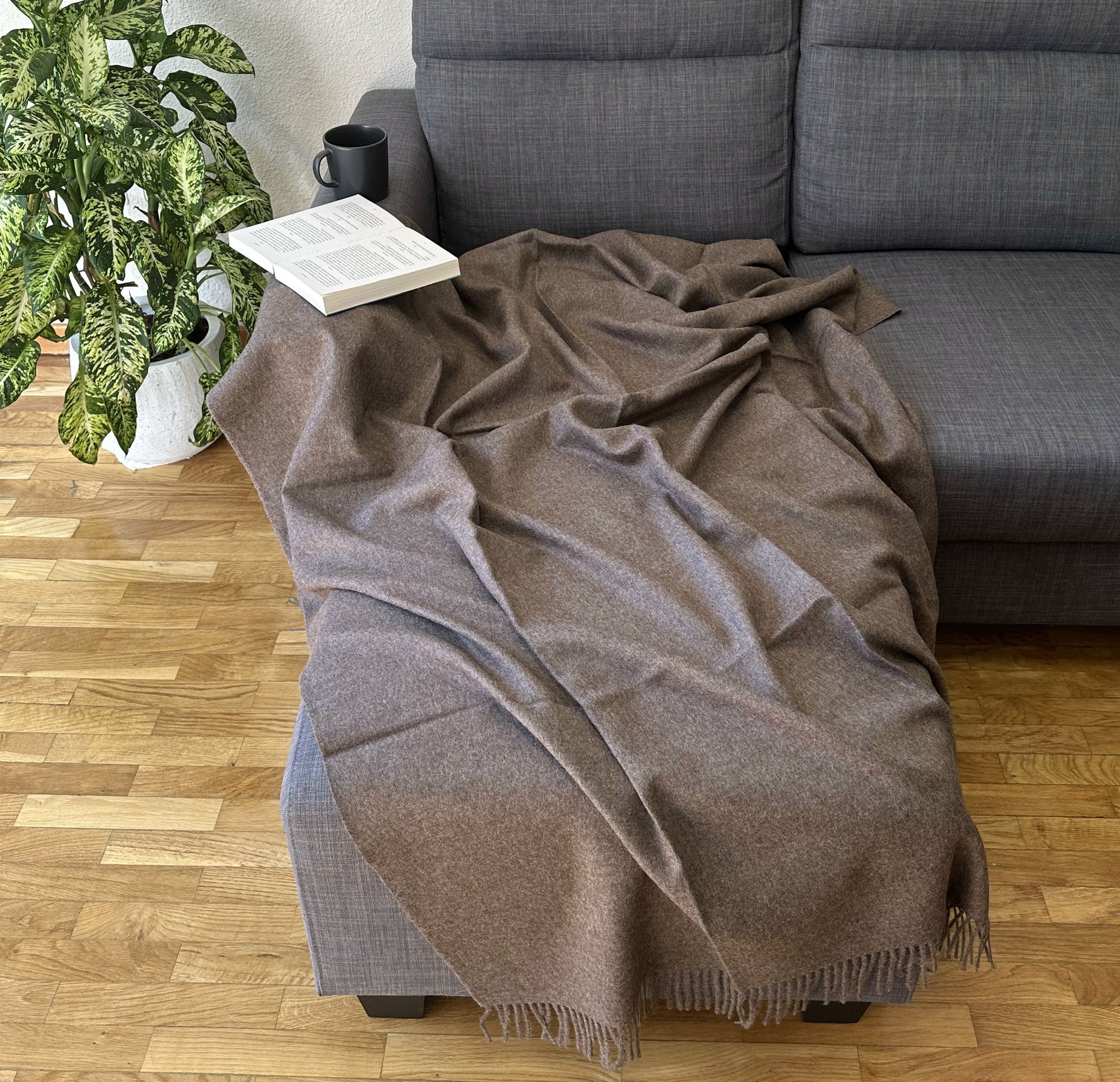 Plaid doux en alpaga marron foncé pour lit, alliant élégance et confort naturel.