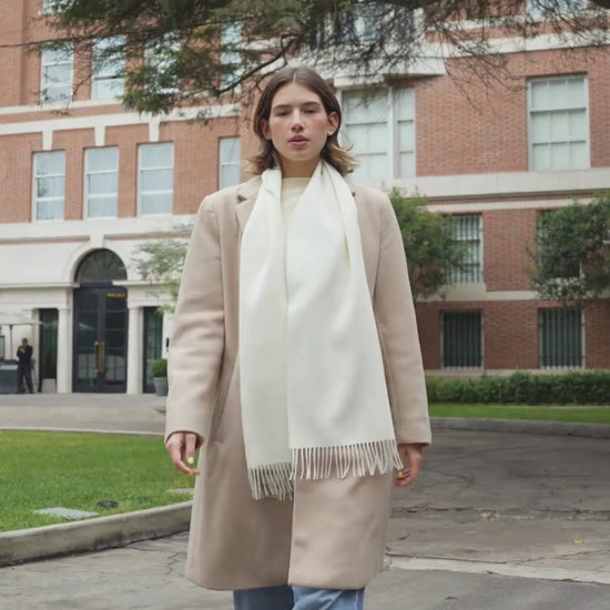 Eleganter weißer Alpaka Wollschal für Damen, ideal für kalte Tage und stilvolle Winterlooks, weich und luxuriös.