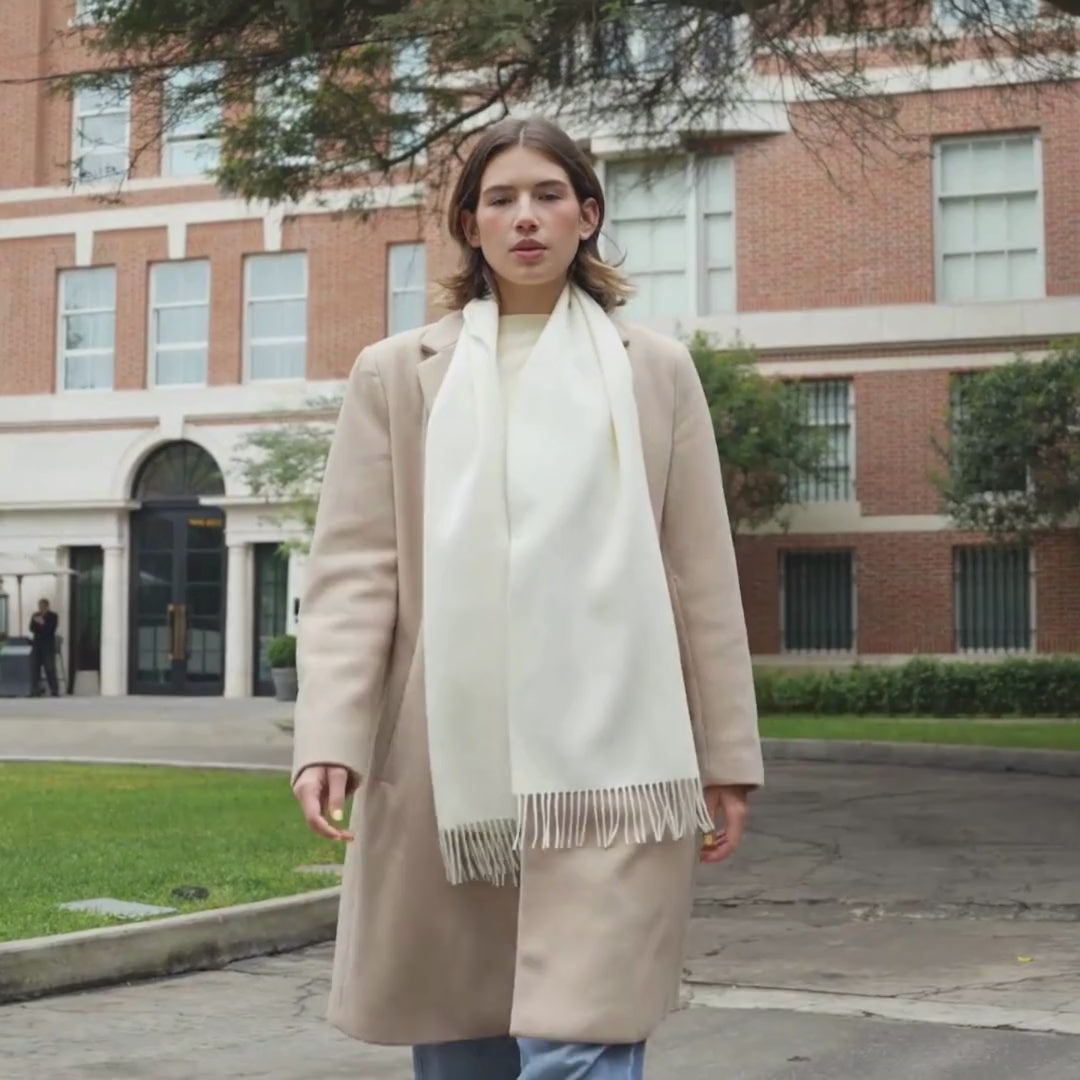 Eleganter weißer Alpaka Wollschal für Damen, ideal für kalte Tage und stilvolle Winterlooks, weich und luxuriös.