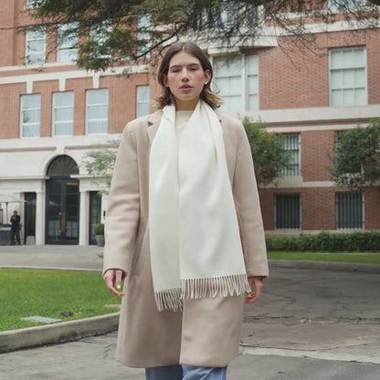 Eleganter weißer Alpaka Wollschal für Damen, ideal für kalte Tage und stilvolle Winterlooks, weich und luxuriös.