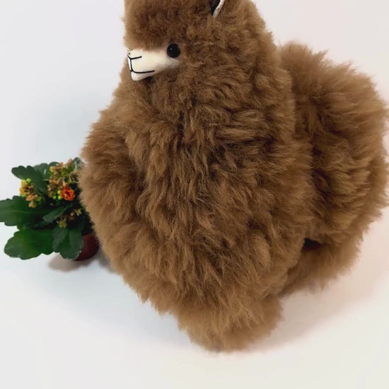 Peluche de alpaca marrón hecho a mano, suave y único, ideal para decorar o regalar.