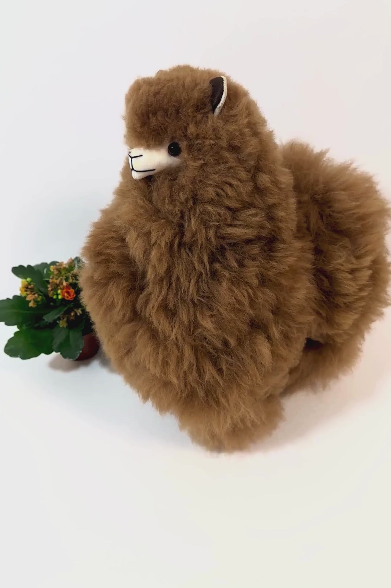 Peluche de alpaca marrón hecho a mano, suave y único, ideal para decorar o regalar.